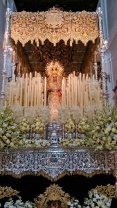 la Virgen de la Esperanza de Triana en la Capilla de los Marineros en su paso. Sevilla