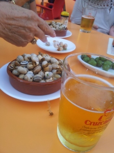 una tapita de caracoles con una cervecita en una terraza de Sevilla